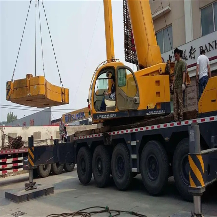 东澳镇当地吊车出租|机器吊装|75吨|工厂搬迁服务